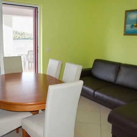 Beautiful 6 Metres From Sea Apartment Grebastica