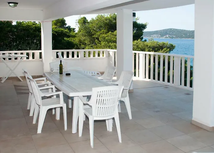 Beautiful 6 Metres From Sea Apartman Grebastica