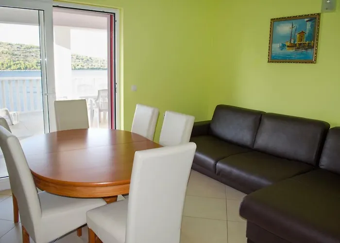 Beautiful 6 Metres From Sea Apartman Grebastica